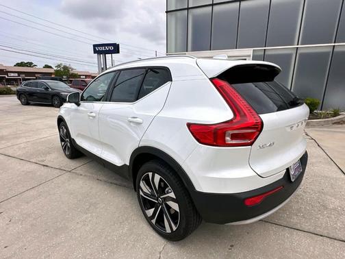 2025 Volvo XC40 B5 Ultra Bright Theme