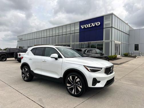 2025 Volvo XC40 B5 Ultra Bright Theme
