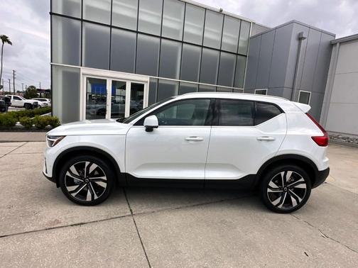 2025 Volvo XC40 B5 Ultra Bright Theme