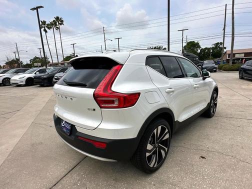 2025 Volvo XC40 B5 Ultra Bright Theme