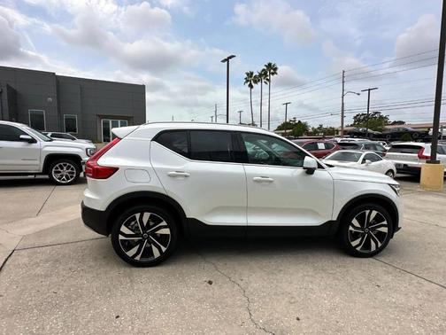 2025 Volvo XC40 B5 Ultra Bright Theme