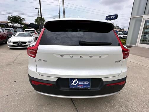 2025 Volvo XC40 B5 Ultra Bright Theme