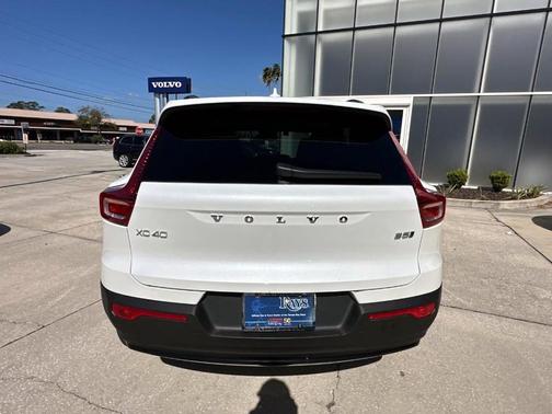 2025 Volvo XC40 B5 Plus Dark Theme