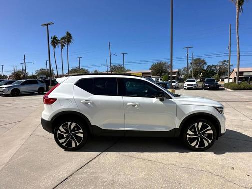 2025 Volvo XC40 B5 Plus Dark Theme