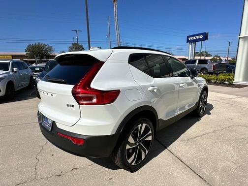 2025 Volvo XC40 B5 Plus Dark Theme