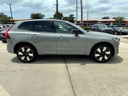 2025 Volvo XC60 Plug-In Hybrid T8 Plus