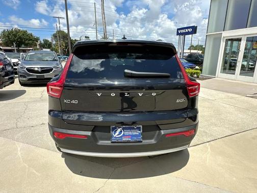 2025 Volvo XC40 B5 Core Bright Theme
