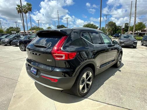 2025 Volvo XC40 B5 Core Bright Theme