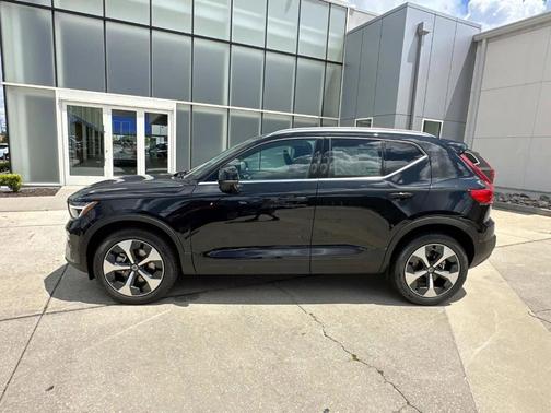 2025 Volvo XC40 B5 Core Bright Theme