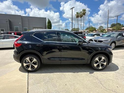 2025 Volvo XC40 B5 Core Bright Theme