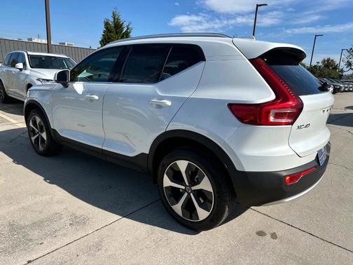 2025 Volvo XC40 B5 Plus Bright Theme