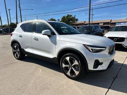 2025 Volvo XC40 B5 Plus Bright Theme