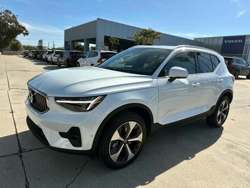 2025 Volvo XC40 B5 Plus Bright Theme