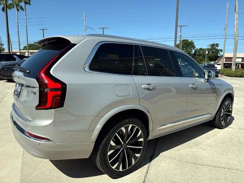 2025 Volvo XC90 B5 Plus 7-Seater
