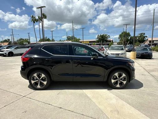 2025 Volvo XC40 B5 Core Bright Theme