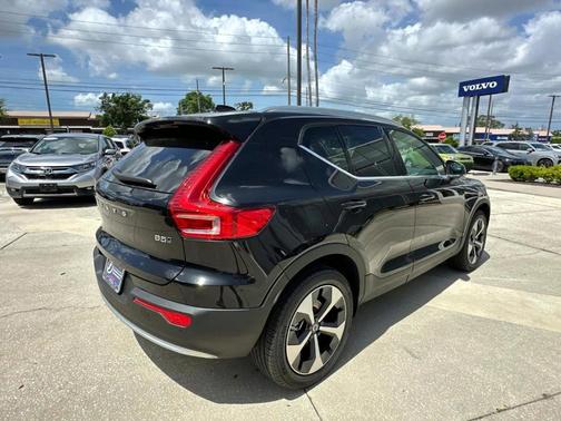 2025 Volvo XC40 B5 Core Bright Theme