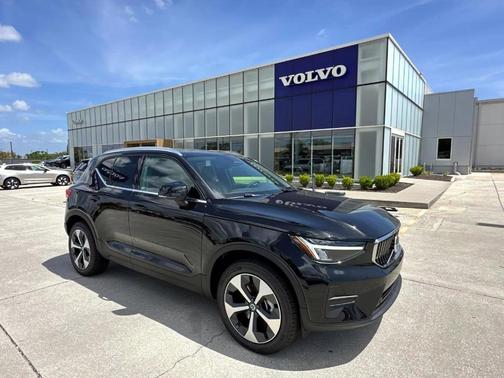2025 Volvo XC40 B5 Core Bright Theme