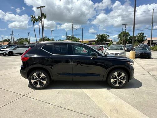 2025 Volvo XC40 B5 Core Bright Theme