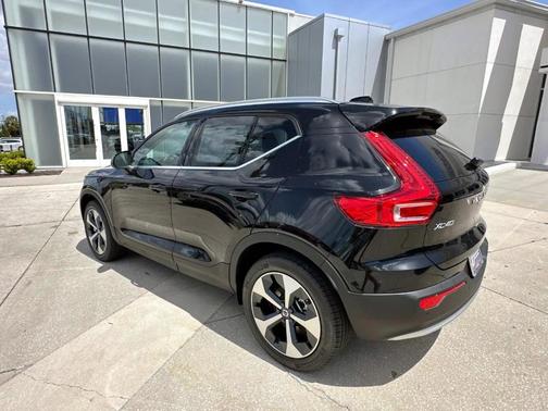 2025 Volvo XC40 B5 Core Bright Theme