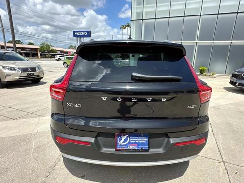 2025 Volvo XC40 B5 Core Bright Theme