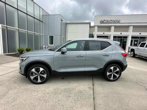 2025 Volvo XC40 B5 Plus Bright Theme