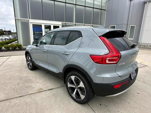 2025 Volvo XC40 B5 Plus Bright Theme