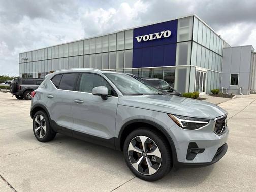 2025 Volvo XC40 B5 Plus Bright Theme