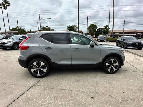 2025 Volvo XC40 B5 Plus Bright Theme