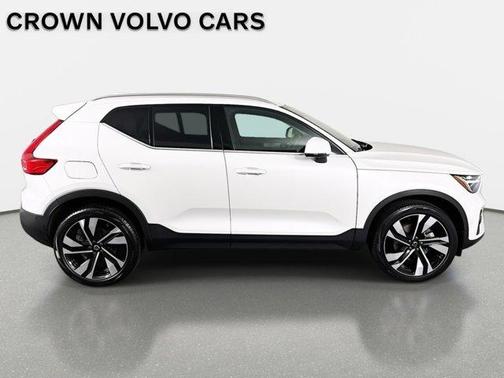 2024 Volvo XC40 B5 Plus Bright Theme