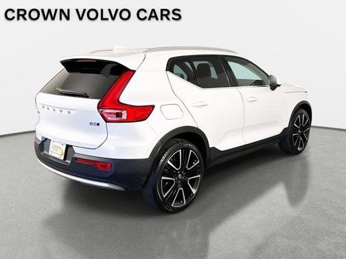 2024 Volvo XC40 B5 Ultimate Bright Theme