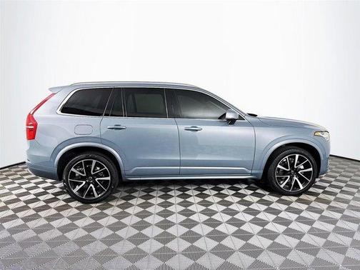 2022 Volvo XC90 T6 Momentum 7 Passenger