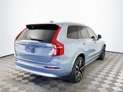2022 Volvo XC90 T6 Momentum 7 Passenger