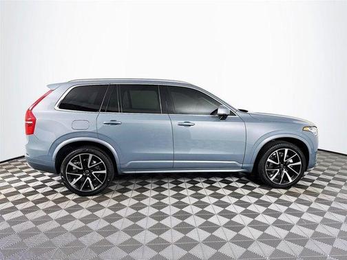 2022 Volvo XC90 T6 Momentum 7 Passenger