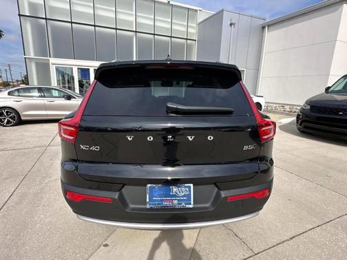2025 Volvo XC40 B5 Core Bright Theme