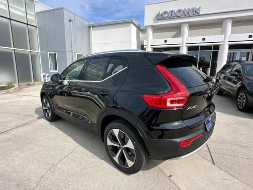 2025 Volvo XC40 B5 Core Bright Theme