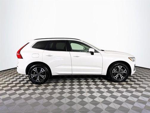 2022 Volvo XC60 B5 Momentum