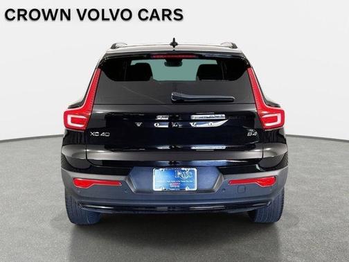 2023 Volvo XC40 B4 Ultimate Dark Theme