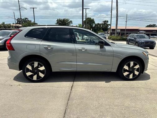 2025 Volvo XC60 Plug-In Hybrid T8 Plus