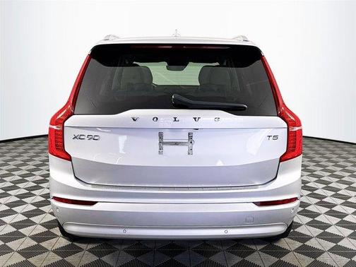 2022 Volvo XC90 T5 Momentum 7 Passenger