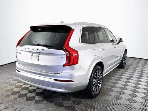 2022 Volvo XC90 T5 Momentum 7 Passenger