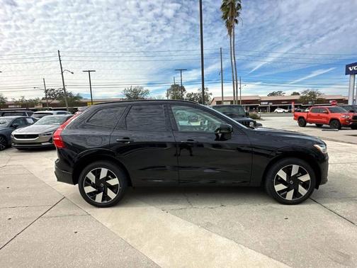 2025 Volvo XC60 Plug-In Hybrid T8 Plus