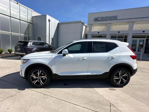 2025 Volvo XC40 B5 Core Bright Theme