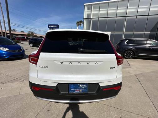 2025 Volvo XC40 B5 Core Bright Theme
