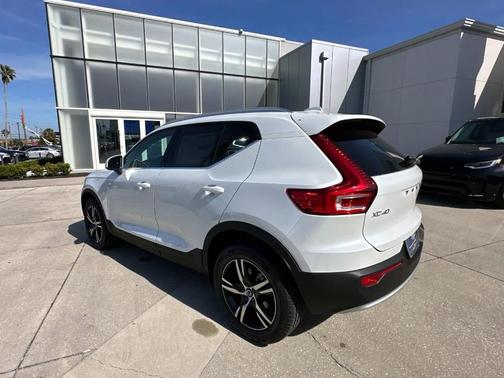 2025 Volvo XC40 B5 Core Bright Theme