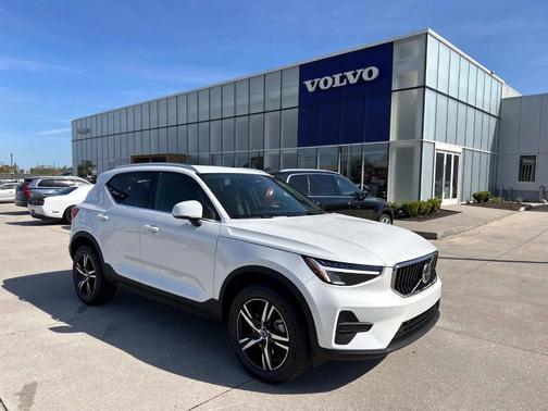 2025 Volvo XC40 B5 Core Bright Theme