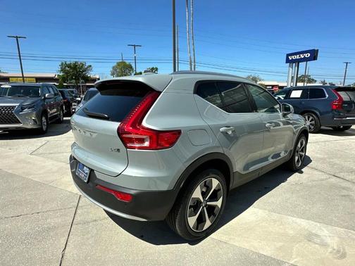 2025 Volvo XC40 B5 Core Bright Theme