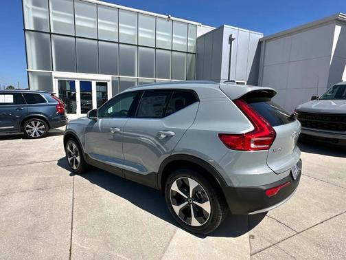 2025 Volvo XC40 B5 Core Bright Theme