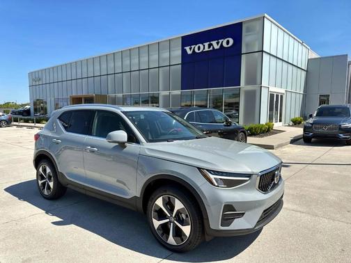 2025 Volvo XC40 B5 Core Bright Theme