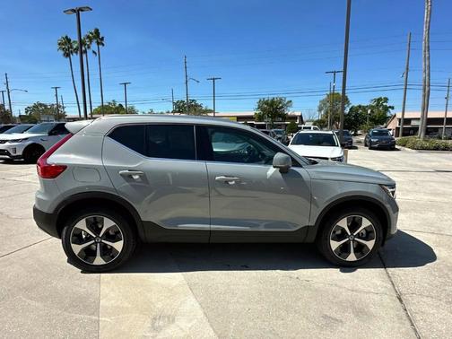 2025 Volvo XC40 B5 Core Bright Theme