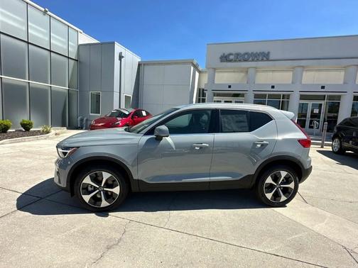 2025 Volvo XC40 B5 Core Bright Theme